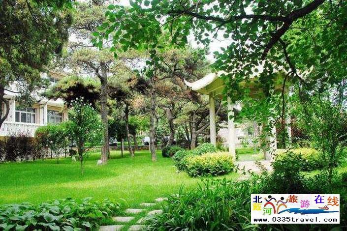 北戴河?xùn)|經(jīng)路賓館-住準(zhǔn)五星海華標(biāo)間/豪華大床+雙份早餐，一價(jià)全含